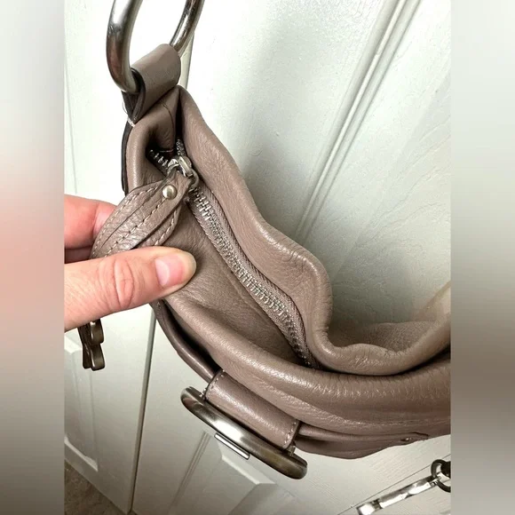 B. MAKOWSKY Crossbody Purse Taupe Tan Beige Brown Leather Handbag Buckle Pockets - Picture 9 of 16